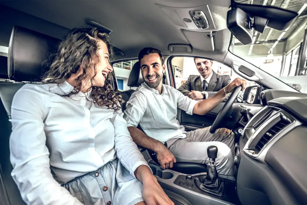 Fahrzeugübergabe im Autohaus mit QR-Tasse für Google Bewertungen und Kundenfeedback